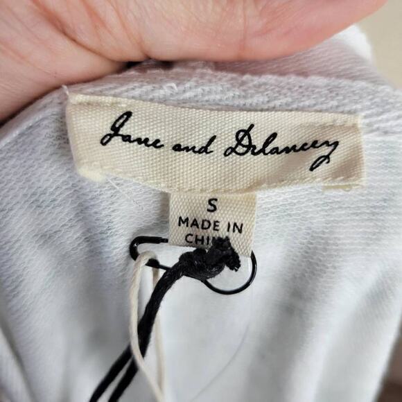 NWT Jane & Delancey Short Sleeve Kangaroo Pocket Giraffe Print Hoodie Small - Picture 6 of 9